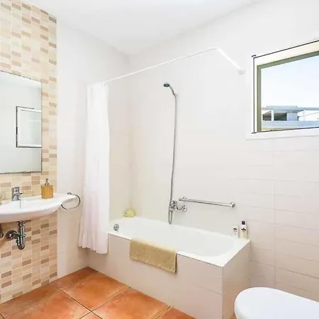 Sleeps 7 Pool Air Con Wifi