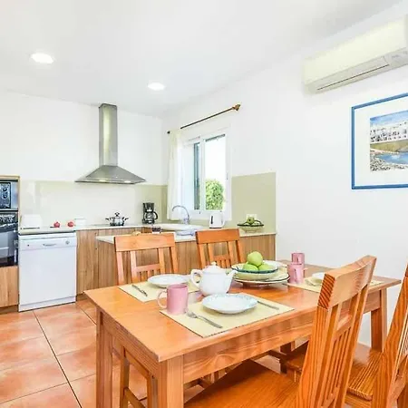 Sleeps 7 Pool Air Con Wifi Binissafuller